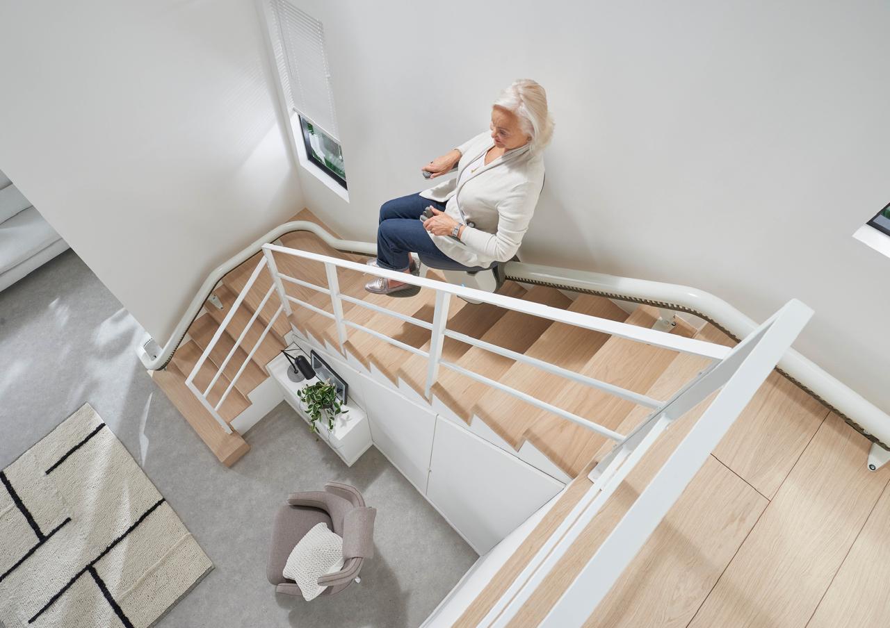 Platform lift for residential building