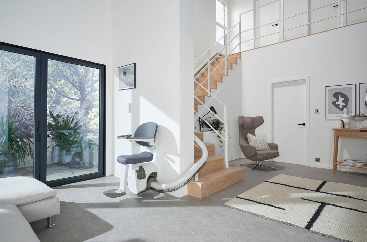 Platform lift for residential building